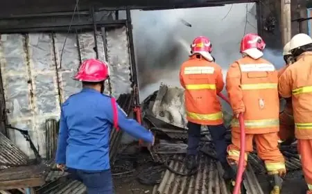 Kebakaran Rumah Usaha Tambal Ban dan Jualan Bensin di Manyar, Dua Mobil Hangus Terbakar