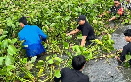 Aksi Peduli Lingkungan, Ketua DPRD dan PMII Gresik Turun Langsung Bersihkan Enceng Gondok