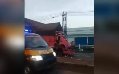 Lalai Parkir di Badan Jalan, Truk Fuso Dihantam Colt Diesel di Babat Lamongan