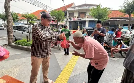 Jurnalis KWGe Bagikan Ratusan Paket Daging Kurban untuk Warga, PKL hingga Abang Becak