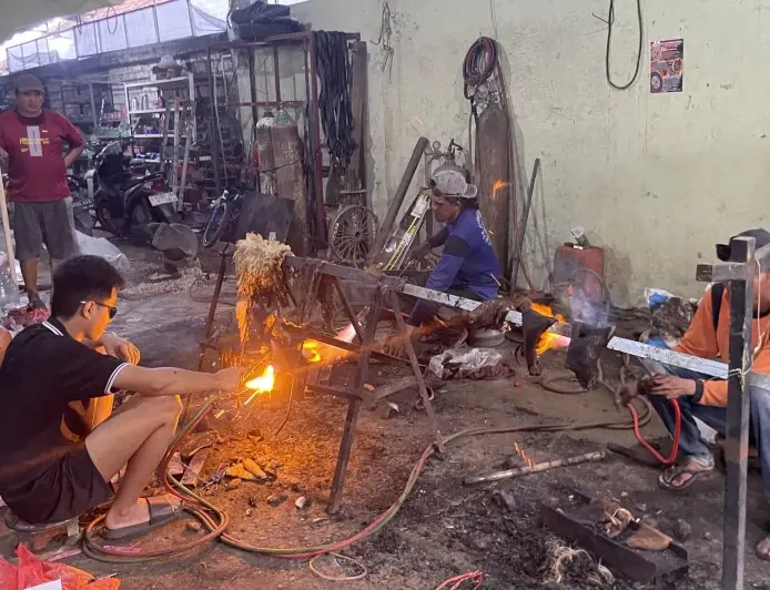 Cuan Jutaan Rupiah dari Jasa Bakar Kepala dan Kaki Hewan Kurban