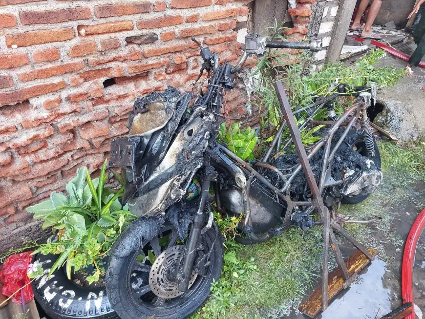 LPG Bocor Picu Kebakaran Ruko di Cerme Gresik, Motor dan Pasutri  Lansia Luka Bakar