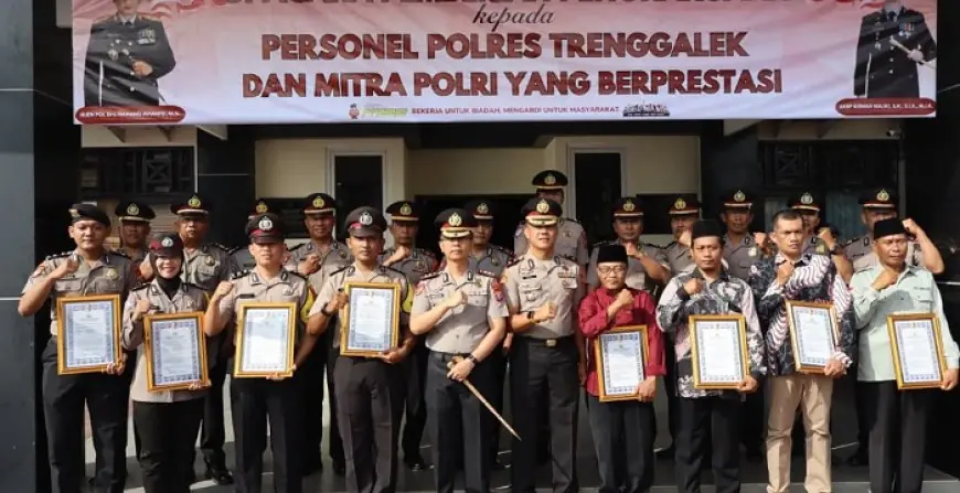 Apresiasi Luar Biasa, Kapolres Trenggalek Ganjar Penghargaan untuk Anggota dan Warga Inspiratif