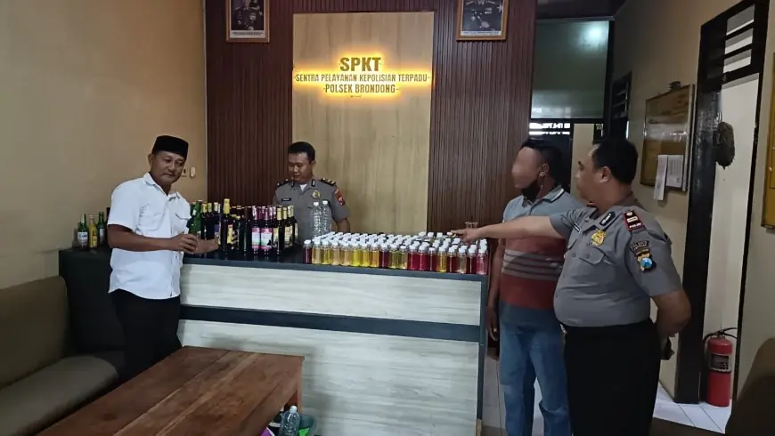 Razia Miras di Brondong Lamongan, Polisi Sita Ratusan Botol Arak hingga Es Moni