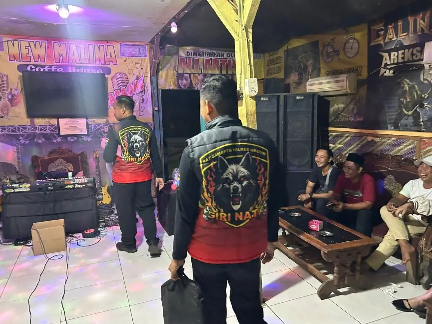 Polisi Gerebek Warung Miras di Lowayu Gresik, Sita Puluhan Botol Miras dan 1 Pelaku Diamankan