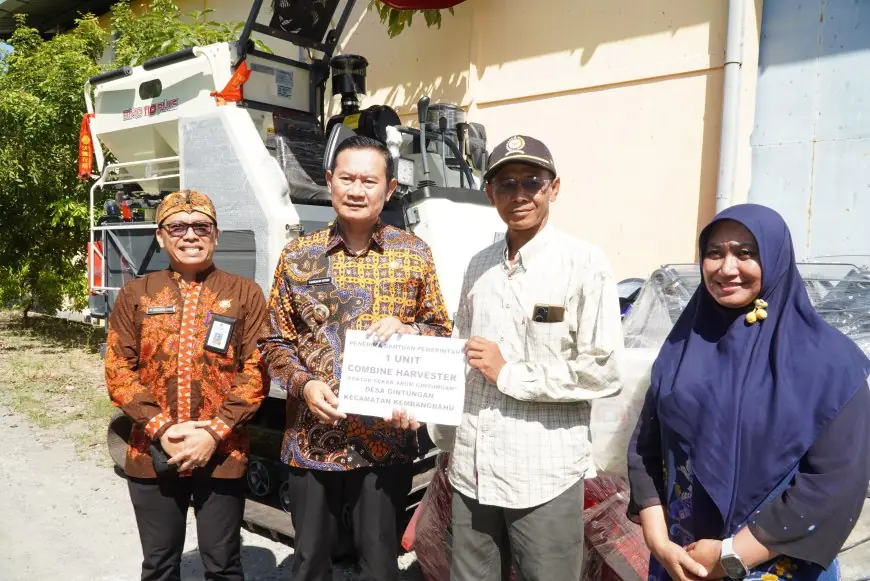Pacu Modernisasi Pertanian, Bupati Lamongan Salurkan Bantuan Mesin Kombi untuk Tiga Poktan