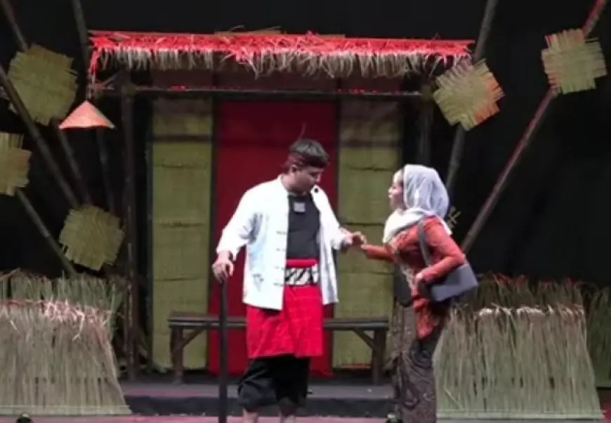 Tampil Memukau, Guyub Rukun Ludruk Jombang Lakon "Sarip Tambakoso" Berhasil Gaet Ratusan Penonton