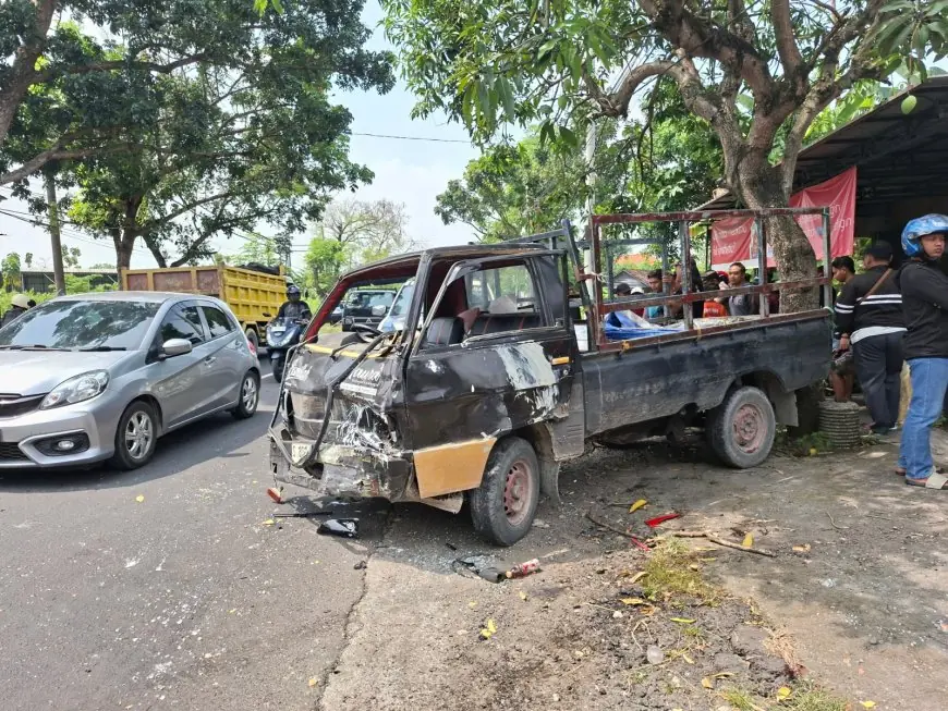 Tabrakan Beruntun di Tikung Lamongan, Pikap Oleng Hantam Dua Motor