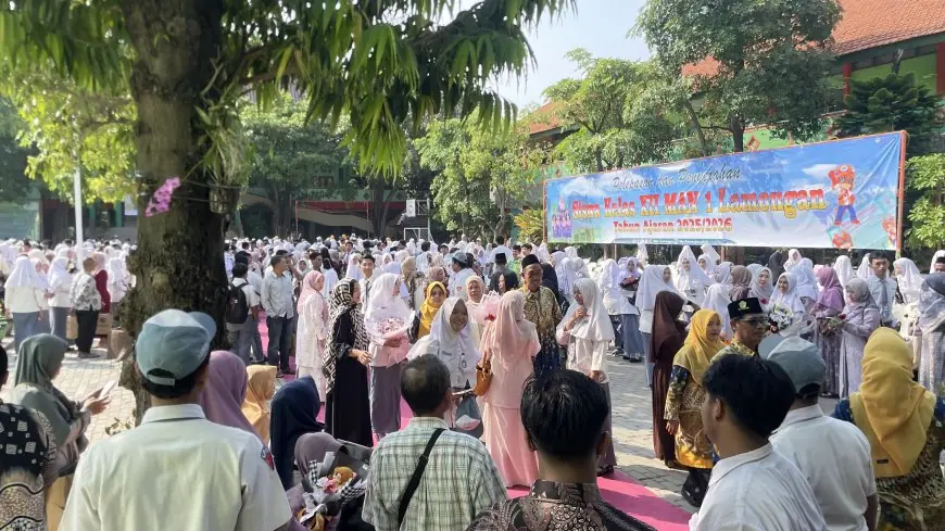 Unik! MAN 1 Lamongan Lepas Ratusan Siswa dengan Garden Party dan Setangkai Mawar