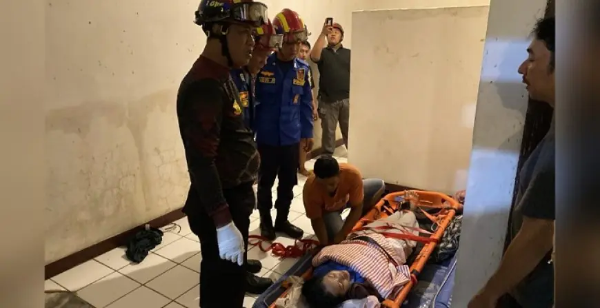 Evakuasi Dramatis Siswi PKL di Tulungagung: Mendadak Lumpuh Saat Ambil Tas, Damkar Turun Tangan