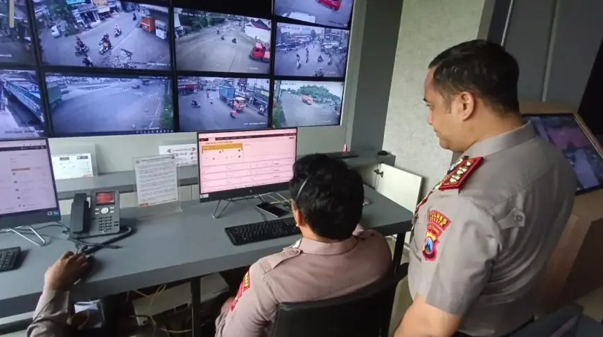 Sidak Pelayanan Publik, Kapolres Gresik Pastikan SKCK dan Hotline 110 Siaga 24 Jam