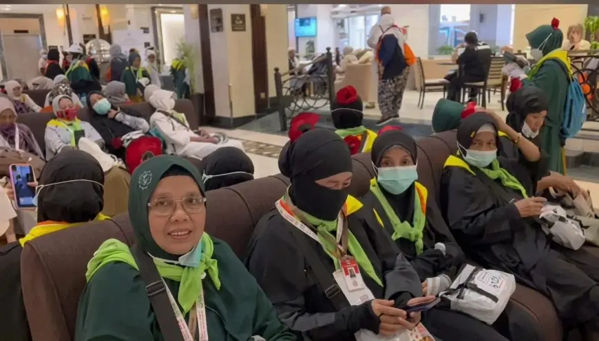 Penanda Unik, Jemaah Haji Lamongan Gunakan Mawar Merah di Kerudung Agar Tak Tersesat