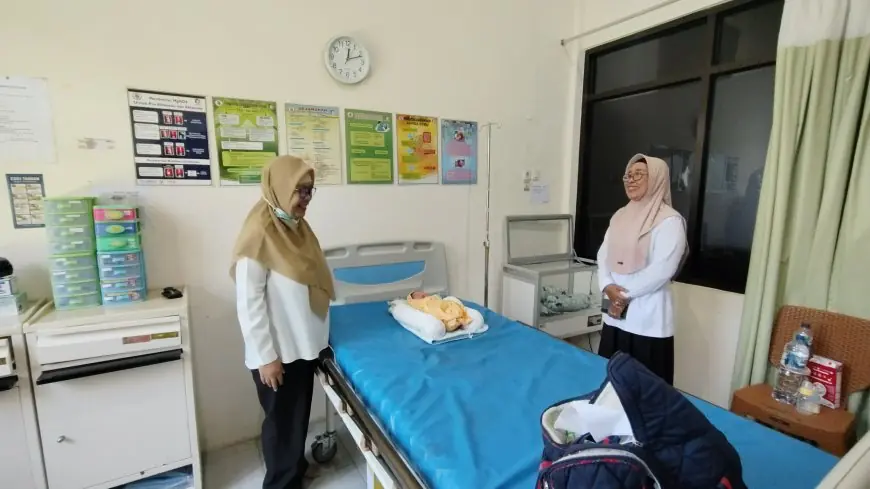 Ditinggal di Depan Kandang, Bayi Perempuan di Kendit Ditemukan Menggigil Terbungkus Tikar