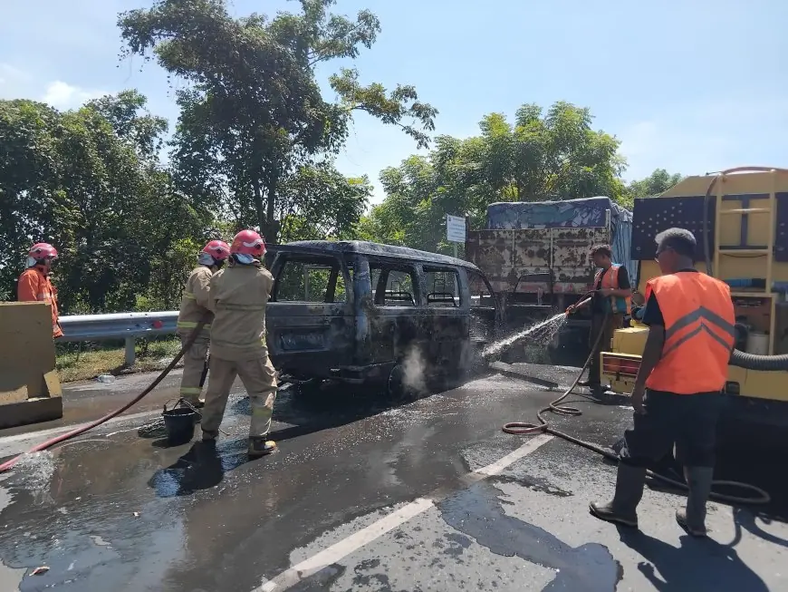Mobil Carry Terbakar di Akses Tol Kebomas Gresik, Diduga Korsleting Kelistrikan