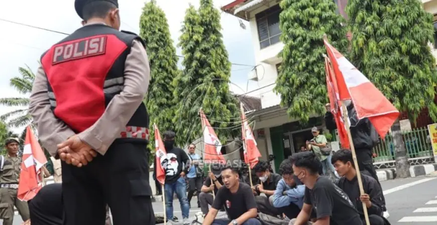 Kawal Aksi Mahasiswa, Polres Trenggalek Terjunkan Tim Negosiator Polwan ke Gedung DPRD
