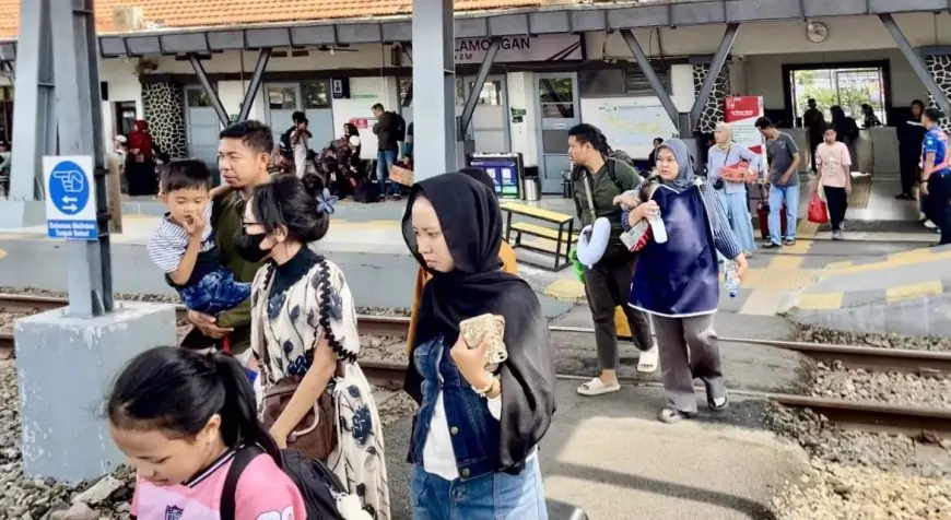 Libur Panjang Kenaikan Yesus Kristus, Ratusan Penumpang Padati Stasiun Lamongan