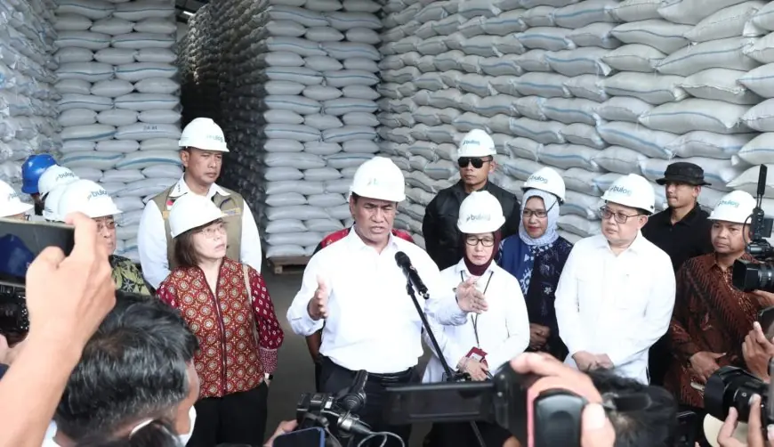 Mentan Amran Sebut Stok Beras RI Tertinggi Sepanjang Sejarah Saat Kunjungan ke Gresik