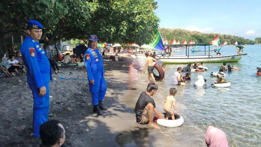 Libur Panjang, Polisi Siagakan Tim SAR dan Rubber Boat di Wisata Pasir Putih Situbondo