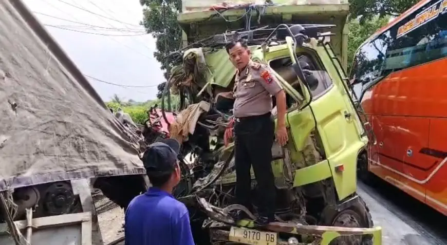 Gegara Ban Pecah, Dua Truk Adu Banteng di Raya Bungah Gresik, Sopir Dump Truk Tewas Terjepit
