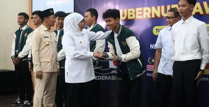 Gubernur Khofifah Lepas 898 Pelajar SMK Tulungagung Magang ke Luar Negeri