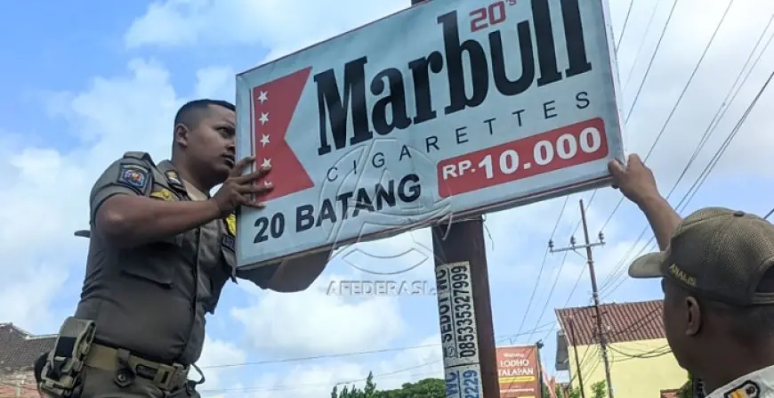 Satpol PP Tulungagung Selidiki Dalang di Balik Pemasangan Belasan Reklame Rokok Ilegal