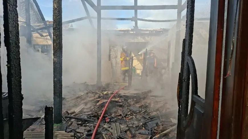 Rumah dan Kandang di Sugio Lamongan Ludes Terbakar Satu Ekor Kambing Mati, Kerugian Capai 100 Juta