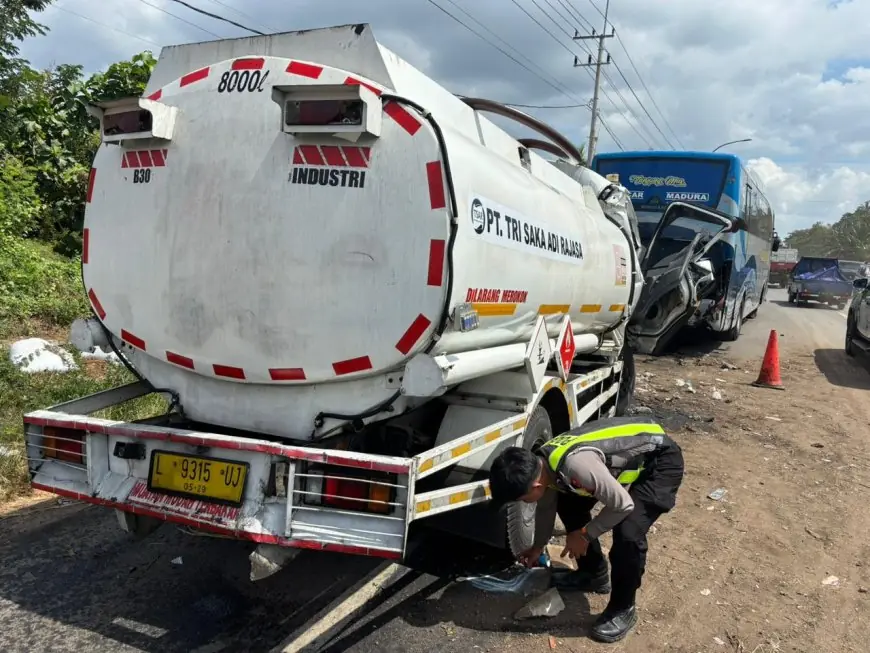 Truk Tangki Bermuatan 8 Ton Solar Hantam Bus Mogok di Pantura Situbondo, Sopir Kritis