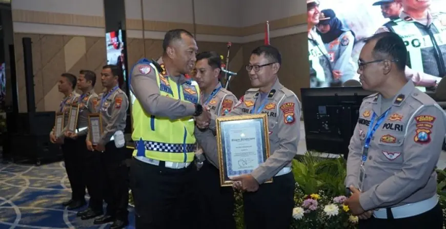 Sinergitas Operasi Gabungan, Satlantas Polres Trenggalek Sabet Penghargaan Polda Jatim
