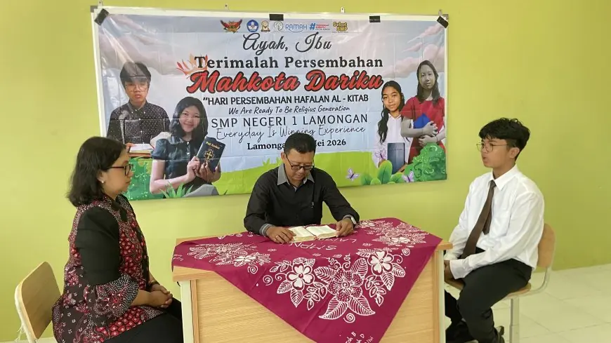 Sentuh Hati Orang Tua, Tradisi Persembahan Hafalan Kitab Suci Lintas Agama SMPN 1 Lamongan Warnai Kelulusan Siswa