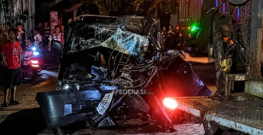 Detik-detik Kecelakaan Truk Peti Kemas dan Gran Max di Kedungwaru, Dua Orang Dilarikan ke RSUD