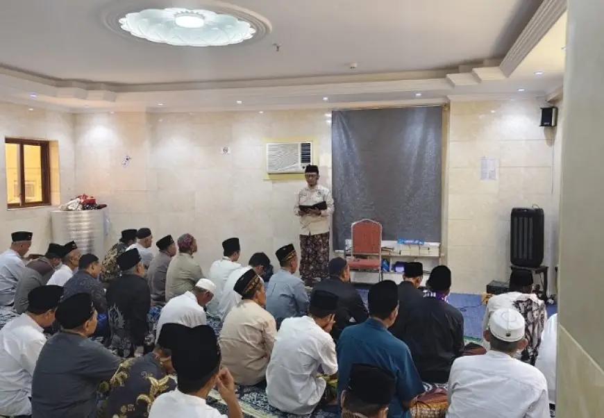 Jamaah Haji Jombang Rutinkan Salat Berjamaah dan Ngaji Bareng