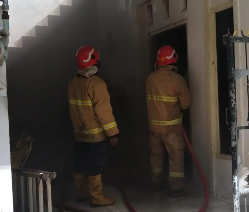 Pulang Kerja, Warga Manyar Gresik Syok Rumah Hangus Terbakar
