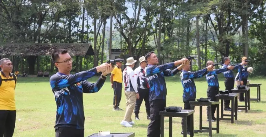 Asah Kemampuan, Kapolres Trenggalek Pimpin Latihan Menembak Anggotanya