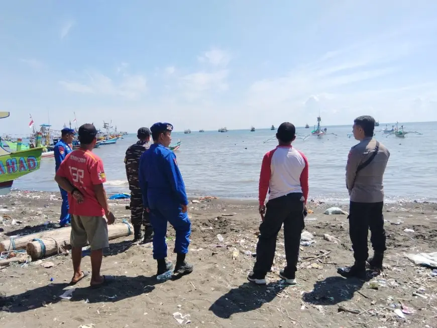 Kapal Nelayan Tenggelam di Perairan Situbondo, 13 ABK Selamat Usai Terombang-ambing
