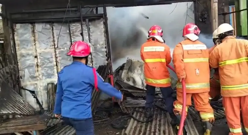 Kebakaran Rumah Usaha Tambal Ban dan Jualan Bensin di Manyar, Dua Mobil Hangus Terbakar