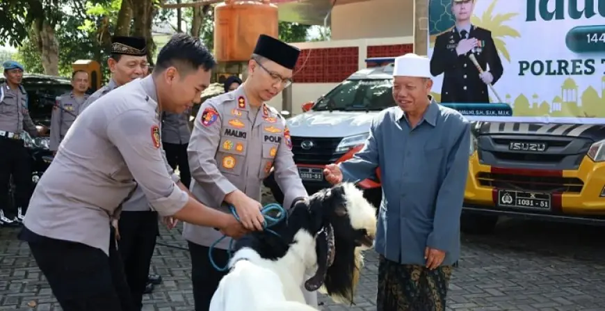 Rayakan Idul Adha, Polres Trenggalek Distribusikan Sapi dan Kambing untuk Ponpes hingga Ormas