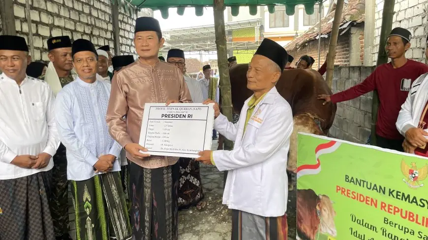 Bupati Lamongan Serahkan Sapi Kurban Bantuan Presiden Prabowo di Desa Mojosari