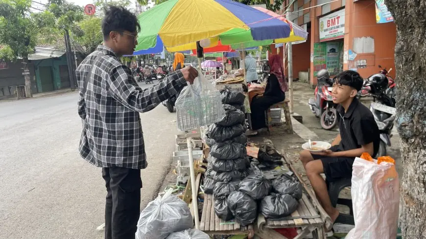 Sepi Pembeli, Omzet Pedagang Arang di Lamongan Anjlok pada Iduladha Tahun Ini