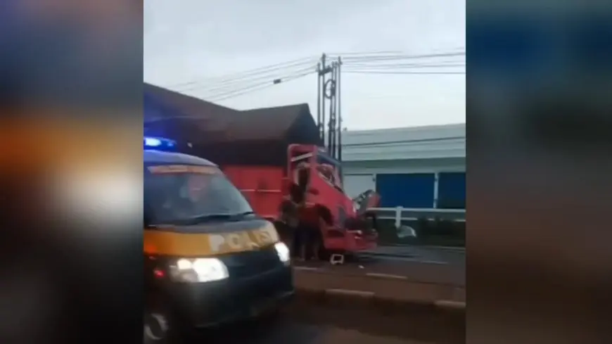 Lalai Parkir di Badan Jalan, Truk Fuso Dihantam Colt Diesel di Babat Lamongan