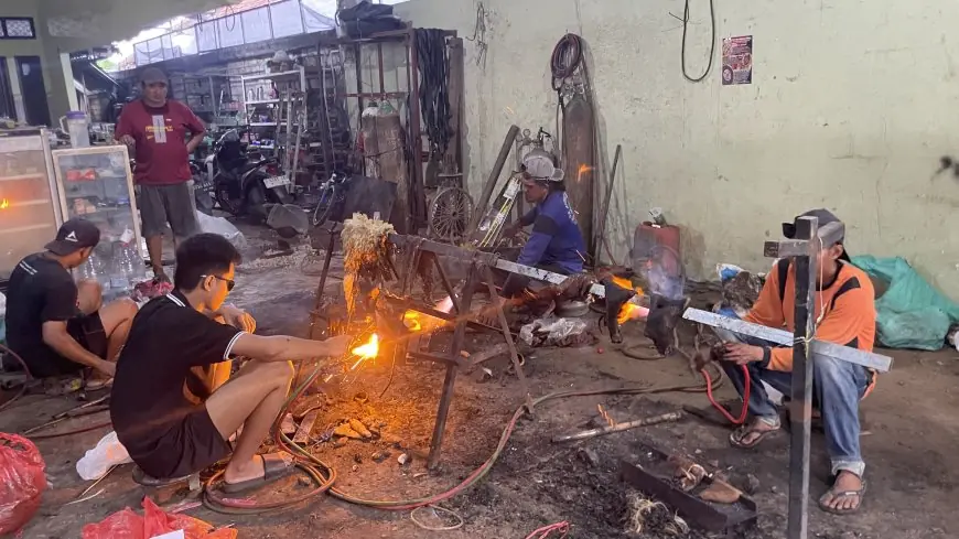 Cuan Jutaan Rupiah dari Jasa Bakar Kepala dan Kaki Hewan Kurban