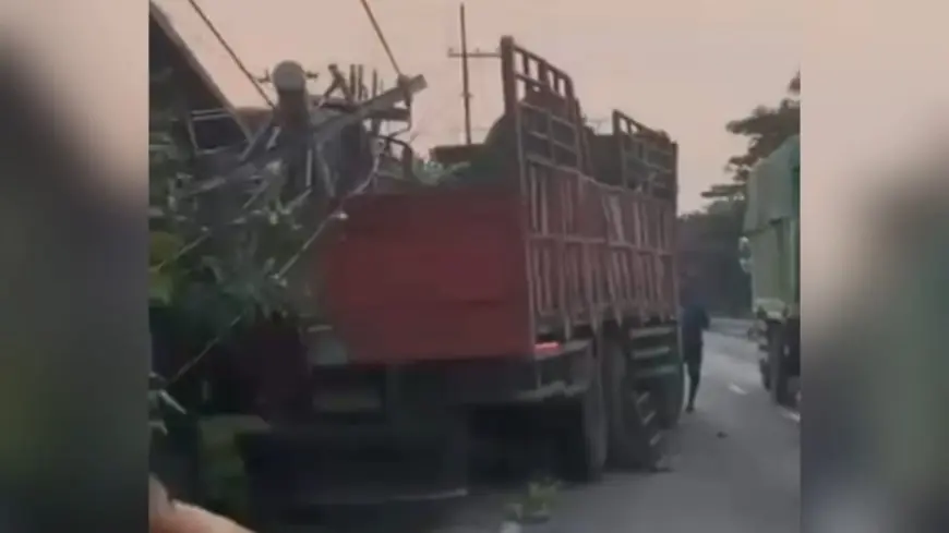 Akibat Kaget, Truk Tronton Tabrak Tiang Listrik di Babat Lamongan hingga Roboh