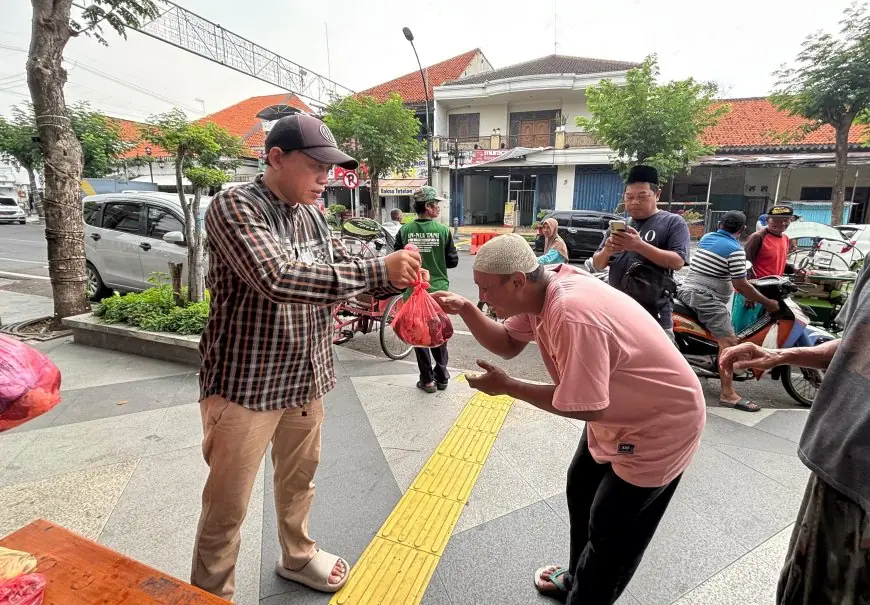Jurnalis KWGe Bagikan Ratusan Paket Daging Kurban untuk Warga, PKL hingga Abang Becak