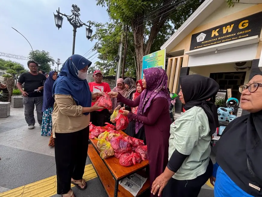 Jurnalis KWGe Bagikan Ratusan Paket Daging Kurban untuk Warga, PKL hingga Abang Becak