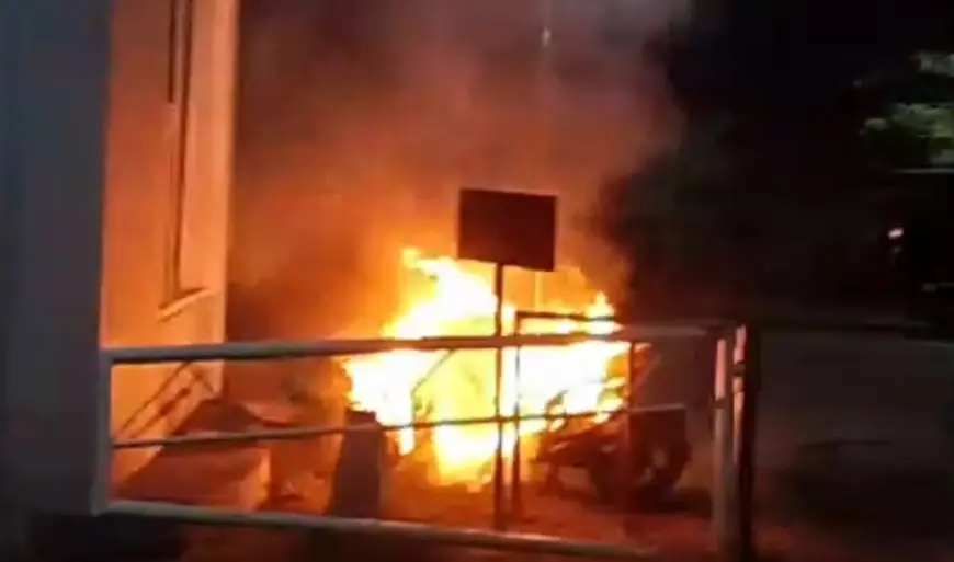 Warga Perum GKB Gresik Semburat, Motor Kurir Mendadak Terbakar Hebat