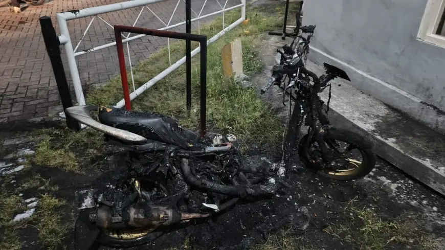 Warga Perum GKB Gresik Semburat, Motor Kurir Mendadak Terbakar Hebat