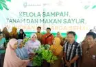 ​Sukses Olah Limbah Dapur Jadi Pupuk, Pemkab Situbondo Bagikan Hasil Panen Sawi Organik