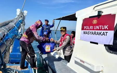 Jemput Bola di Tengah Laut, Polres Situbondo Salurkan Bansos untuk Nelayan
