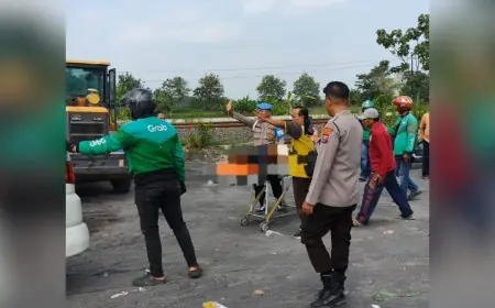 Mobil Xenia Oleng Tabrak Gerobak Sampah di Turi Lamongan, Satu Tewas