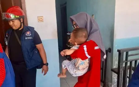 Tangis Panik Balita Terkunci di Dalam Kamar Kos di Gresik, Diselamatkan Damkar Gresik