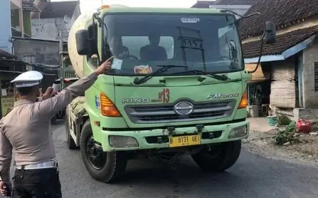 Nekat Terobos Jalur Alternatif Jembatan Gondang, Lima Sopir Truk Ditilang Polisi